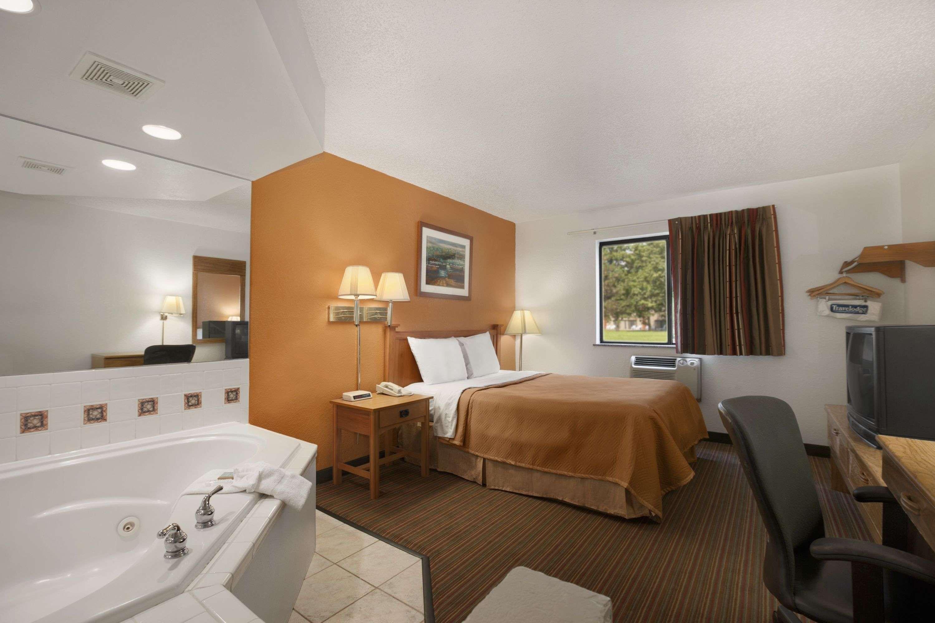 Travelodge By Wyndham Muskegon Exterior photo