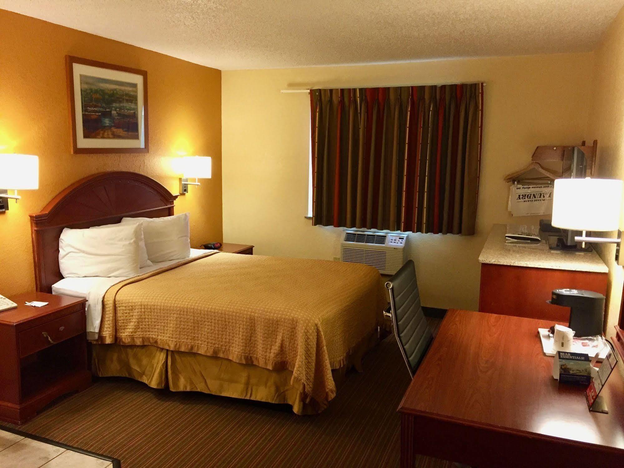 Travelodge By Wyndham Muskegon Exterior photo